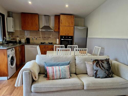 a living room with a couch and a kitchen at Casa Cais Novo in Viana do Castelo