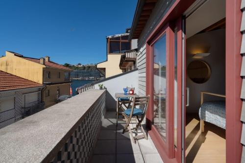 Azulejo Riverside House & Balcony by HostWise