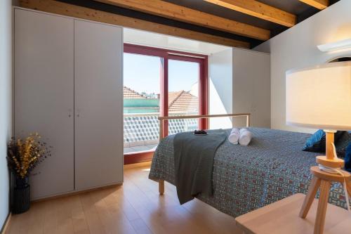 Azulejo Riverside House & Balcony by HostWise