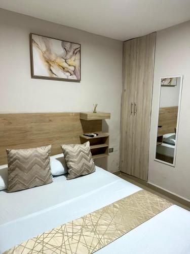 En eller flere senge i et værelse på Hospedaje GRAND H Rodadero & Suite