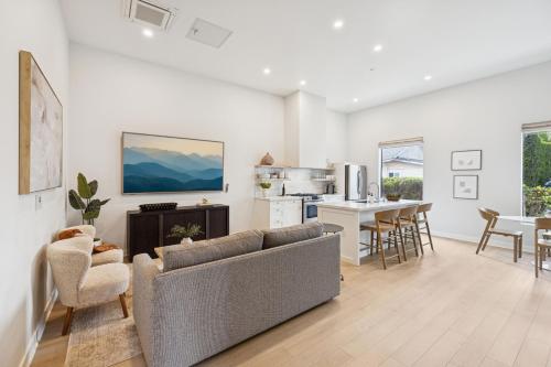 a living room with a couch and a kitchen at Casa Castillo - Boutique Suites in Downtown Santa Barbara in Santa Barbara