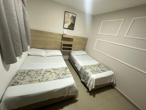 En eller flere senge i et værelse på Hospedaje GRAND H Rodadero & Suite