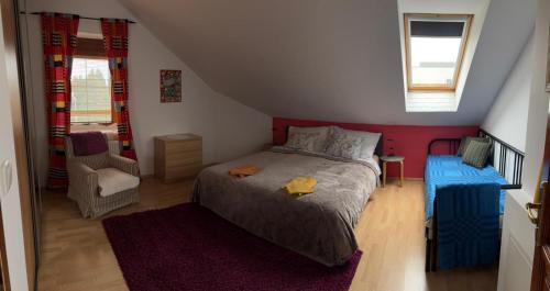 Un dormitorio con una cama y una pared roja. en Rovinka Apartmán Petátos, en Rovinka