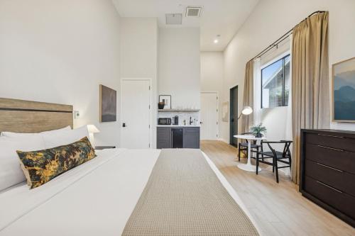 Postel nebo postele na pokoji v ubytování Casa Castillo - Boutique Suites in Downtown Santa Barbara