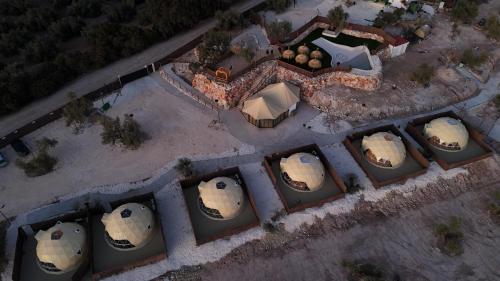 een uitzicht op een gebouw met koepels bij Glamping El Refugio in Archidona
