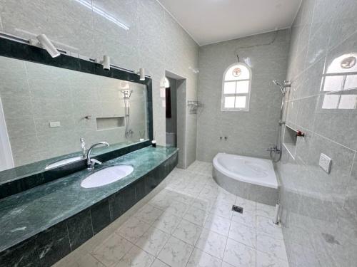 Phòng tắm tại Muscat Guesthouse 3 All Private Ensuite Rooms