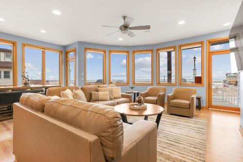 Posezení v ubytování Coastal Blue Steps to North Beach Family & Dog Friendly Home