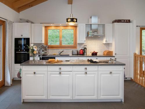 Kuchyň nebo kuchyňský kout v ubytování Chalet Helene by Interhome