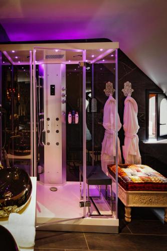 a room with a glass case with a chair in it at B&B 1001 nacht in Zonhoven