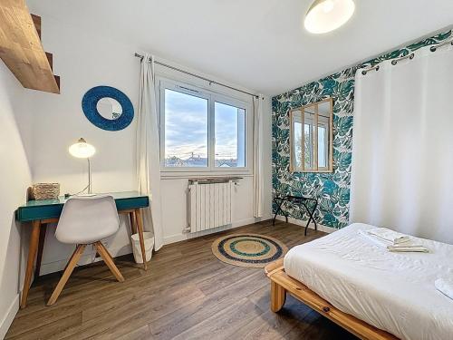 En eller flere senge i et værelse på Large house with garden near Paris