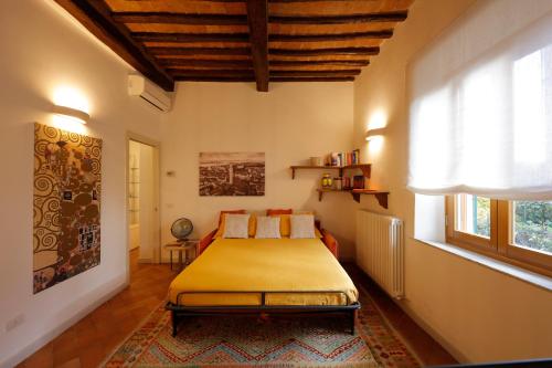 une chambre avec un lit dans une pièce avec une fenêtre dans l'établissement Siena UpTown - Sabrina's Lovely Apartment, à Sienne