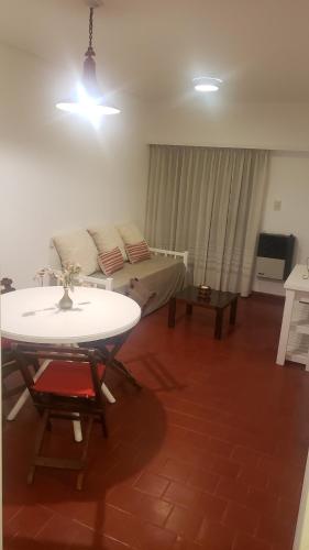 un soggiorno con un tavolo e un divano di Urban 360 a Río Cuarto