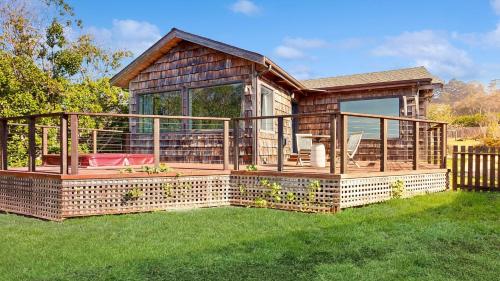een huis met een groot terras op het gras bij Perched on the Bluff - Casita in Mendocino