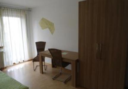 una habitación con mesa y sillas y un dormitorio en Hefterwaldstüble, en Schramberg