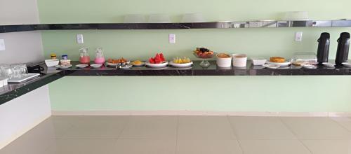 ein Buffet mit vielen verschiedenen Speisen in der Unterkunft Lençóis Barreirinhas in Barreirinhas