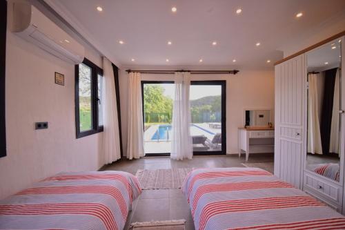 Postel nebo postele na pokoji v ubytování Kastro Houses