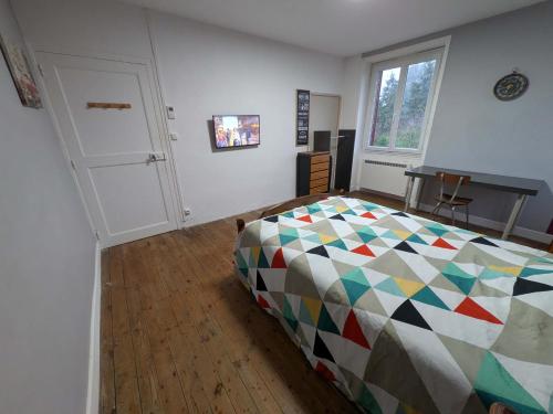 En eller flere senge i et værelse på Chambre a 5 min de Center Parc bois aux daims