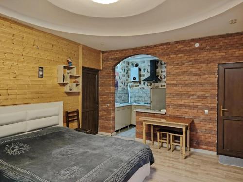 una camera da letto con un letto, un tavolo e una cucina di Green Nest Tba a Itʼkhvisi