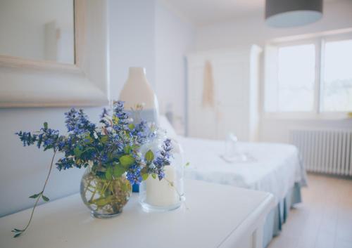 une pièce avec une table avec un vase de fleurs dessus dans l'établissement Villa Oliviana, à Montecarlo