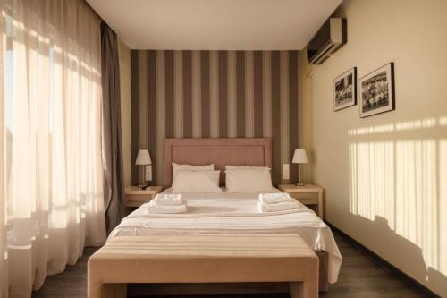 En eller flere senge i et værelse på Sunny Villa Tria