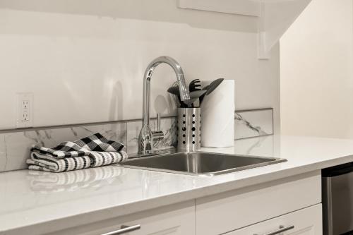 eine Küchentheke mit Spüle in der Küche in der Unterkunft Elkhorn Lodge Vacation Rentals in Banff