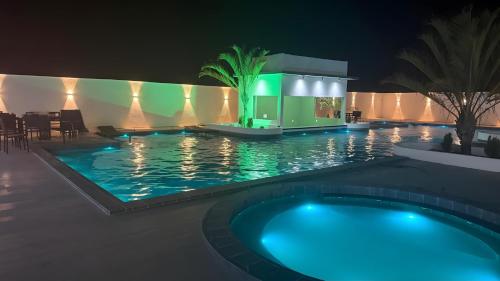 ein Schwimmbad in einem Resort in der Nacht in der Unterkunft Lençóis Barreirinhas in Barreirinhas