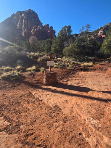 een bord op een onverharde weg bij West Sedona King Casita - Hummingbird Suite in Sedona