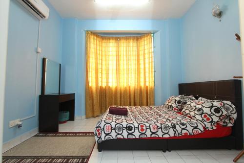 - une chambre avec un lit et une fenêtre dans l'établissement Noah's Homestay, à Shah Alam