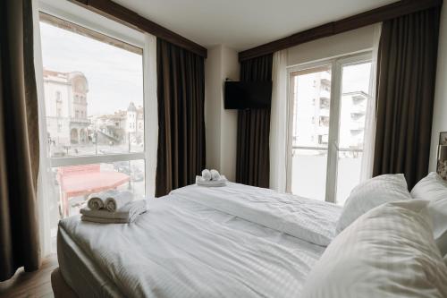 Giường trong phòng chung tại Hotel Central Strumica