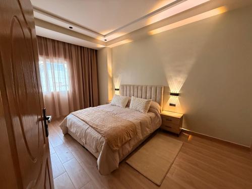 Giường trong phòng chung tại Modern apartment in the center of Tetouan