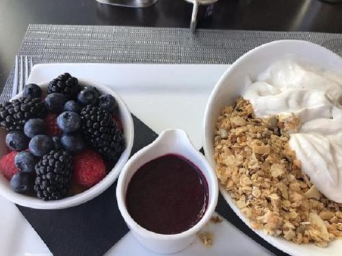 ein Tablett mit einer Schale Obst und einer Schale Joghurt in der Unterkunft Courtyard by Marriott Dayton Beavercreek in Beavercreek