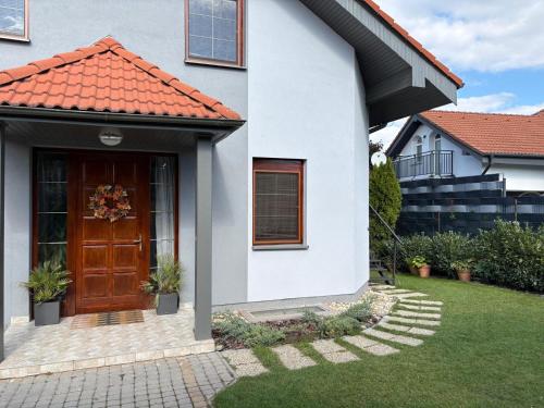 una casa con techo rojo en Rovinka Apartmán Petátos, en Rovinka