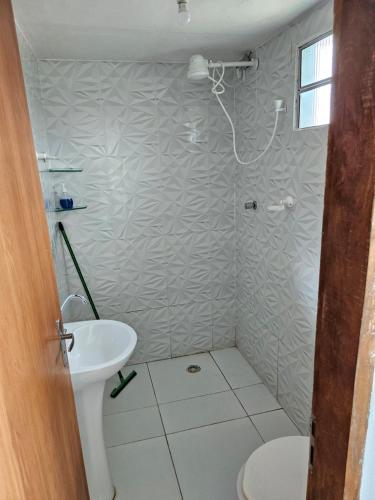 ein Badezimmer mit Waschbecken, Toilette und Dusche in der Unterkunft Pousada Tereza in Piranhas