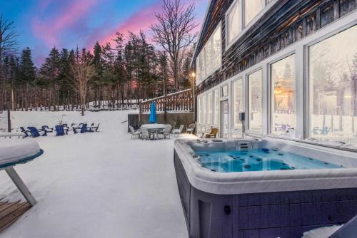 12BR Villa Near Mount Snow Sleeps 32 Hot Tub & Indoor Pool om vinteren