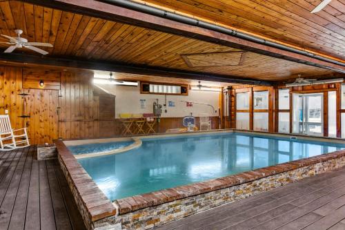 Swimmingpoolen hos eller tæt på 12BR Villa Near Mount Snow Sleeps 32 Hot Tub & Indoor Pool