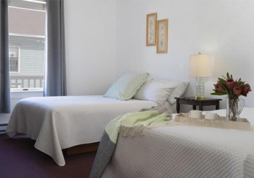 En eller flere senge i et værelse på Tomales Hotel