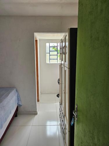 Zimmer mit Tür und Zimmer mit Bett in der Unterkunft Pousada Tereza in Piranhas