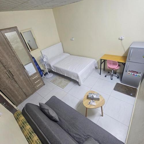 une salle d'hôpital avec un lit et une table dans l'établissement Kady and Kojic Hideout, à Al-Aïn