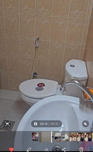 une salle de bain avec toilettes et baignoire dans l'établissement Kady and Kojic Hideout, à Al-Aïn