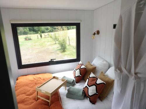 Postel nebo postele na pokoji v ubytování Tiny House Au Coin du Chêne