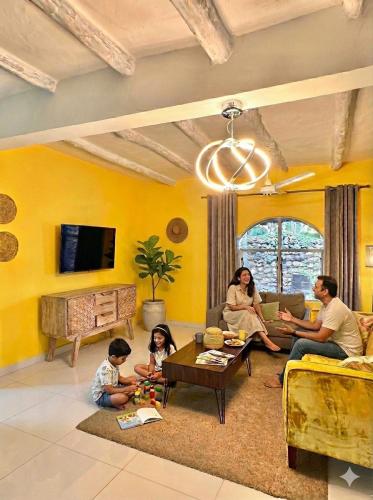 TV a/nebo společenská místnost v ubytování AfricanHouse Z - Creek View, 2Bdr, Gym, Swingbed & Solar