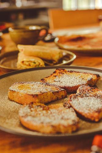 KinigiKinigi Cottage的桌上一盘带面包的食物