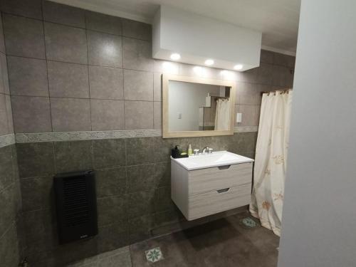 un bagno con lavandino e specchio di LA VENTURA, Azul ad Azul