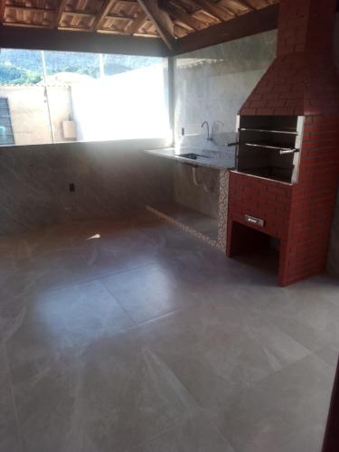 una cucina con un lavello e un bancone in una stanza di Espaço Dtalia a Piedade