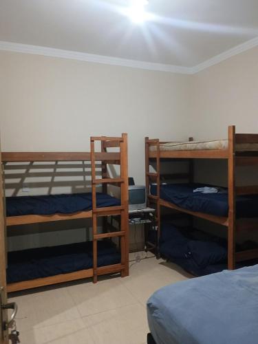 una stanza con tre letti a castello in una stanza di Espaço Dtalia a Piedade