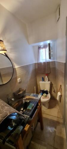 ein kleines Badezimmer mit Waschbecken und Toilette in der Unterkunft Zilia in Zilia