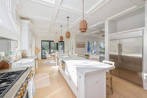 een grote keuken met witte werkbladen en een groot eiland bij 3151 Baywood Drive in Seabrook Island