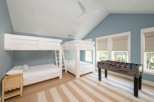 een jongenskamer met twee stapelbedden en een biljarttafel bij 3151 Baywood Drive in Seabrook Island