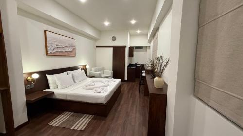 ein Hotelzimmer mit einem Bett und einem Tisch in der Unterkunft Eolie Loft in Colombo