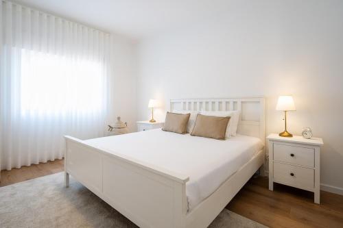 En eller flere senge i et værelse på Bright & Spacious Villa by Beach